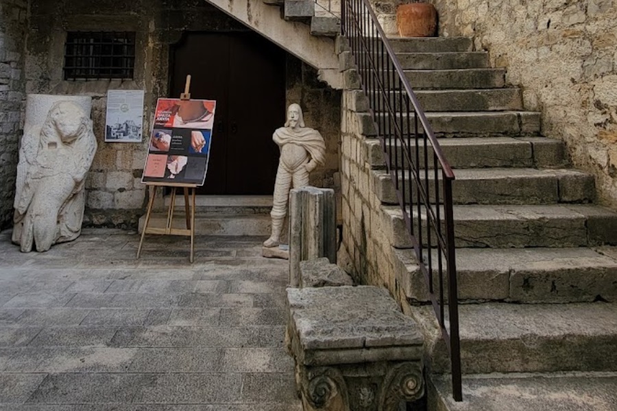 zudem hat die vor Tische Stadt Split sehr viel Geschichtliches zu bieten denn schon die Römer waren hier